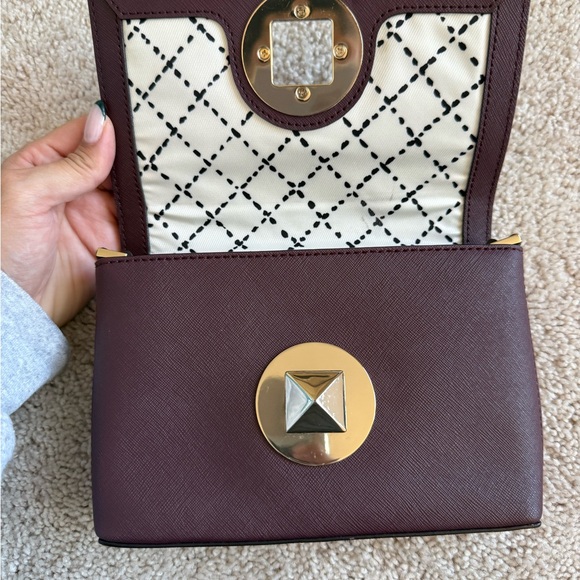 Elegant Burgundy Crossbody Bag - Picture 3 of 4